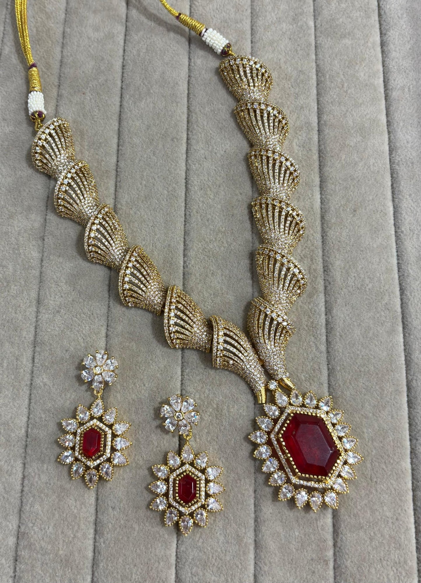 Glamora AD Necklace with doublet stone (Maroon)