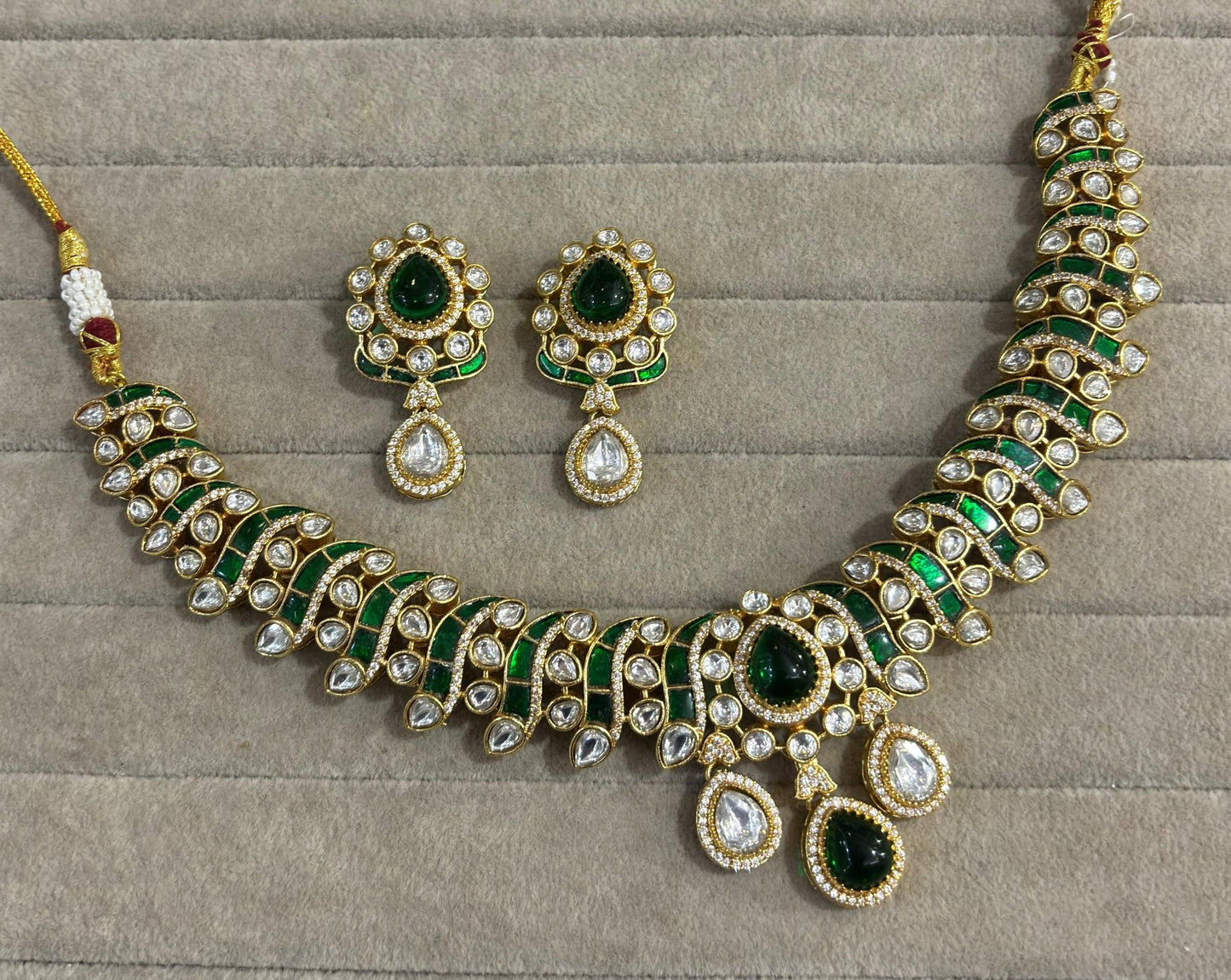 Aaran Necklace with silver foil stones (Green)